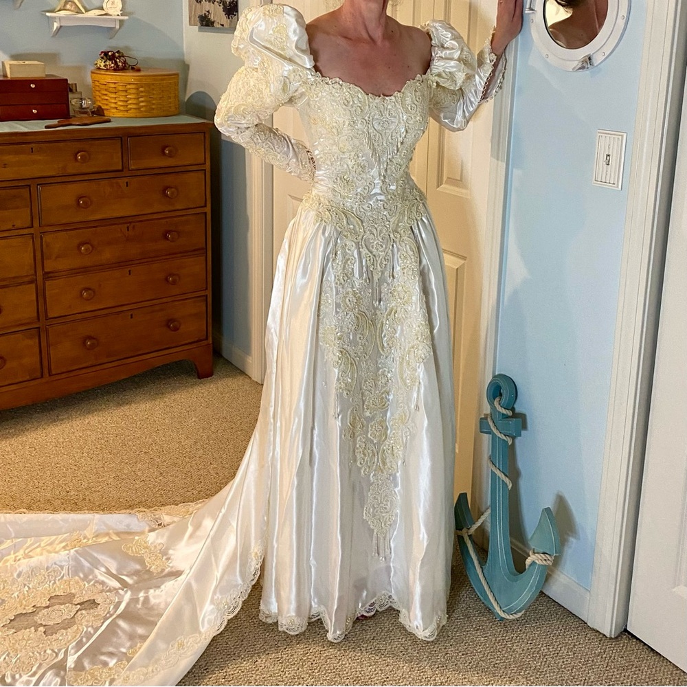 Szu Ling Chen Bridal Gown Beading Long Detachable Train Vintage -Says 12W and 10 - Picture 3 of 17